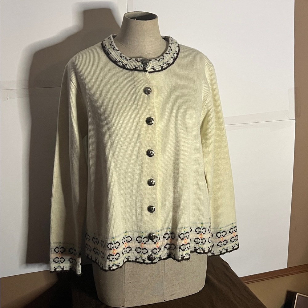 😄Vintage Avon Knit sweater 100% acrylic silver buttons